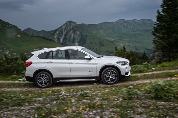 Plus long que le Q3, le BMW X1 offre plus de place dans l'habitacle