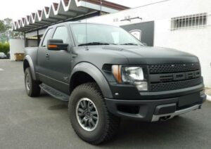 Ford F-150 Raptor avec un covering mat 