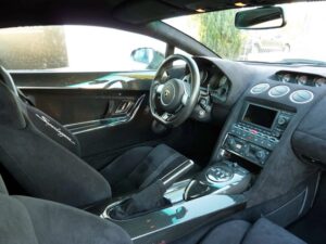 L'intérieur de la Lamborghini Superleggera, en carbone et alcantara