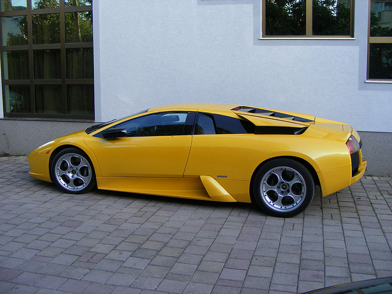 Une Lamborghini Murcielago jaune