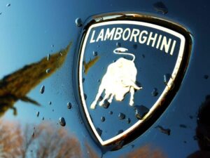 Le logo Lamborghini posé sur la Superleggera