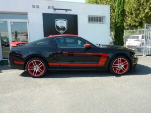 Ford Mustang noire et rouge