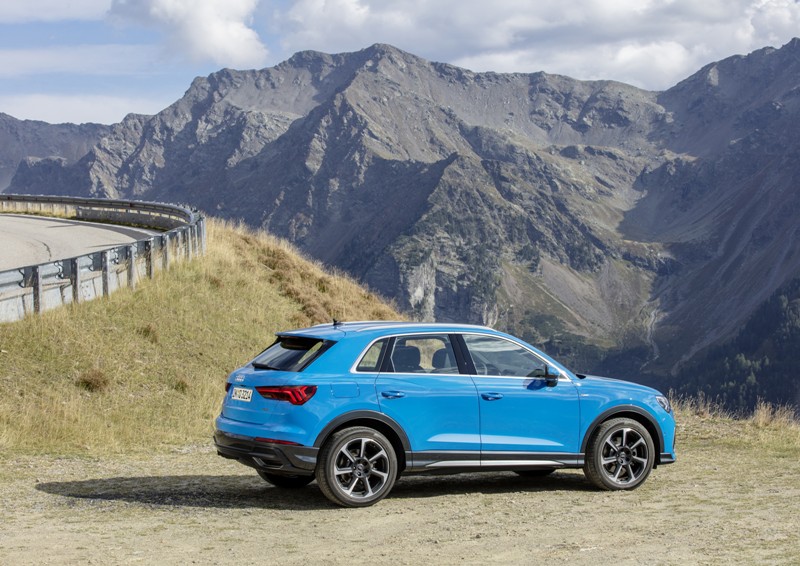 L4audiQ3, un SUV compact parfait pour la montagne en été.