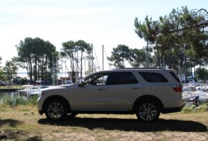 Le Dodge Durango en pleine nature, un véhicule pouvant être doté d'un kit GPL