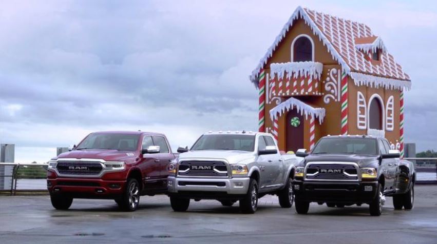 Pour Noël 2018, les Dodge RAM aident à construire une maison en pain d'épices