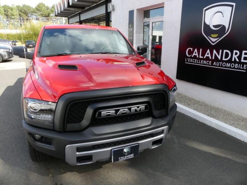 Le Dodge RAM Rebel et sa calandre noire.