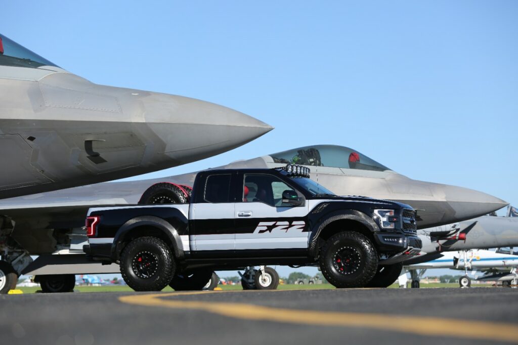 Le Ford Raptor F-22 pose à côté de son grand frère, l'avion de chasse F-22