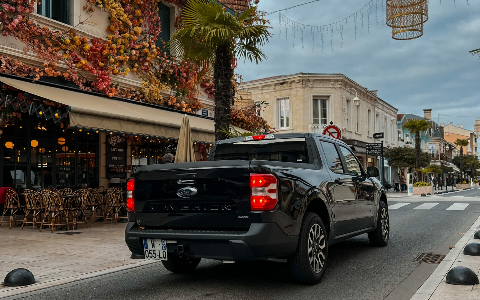 Arrière du Ford Maverick Lariat couleur noir en plein centre-ville d'Arcachon