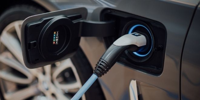 Comment recharger une voiture électrique chez soi ?